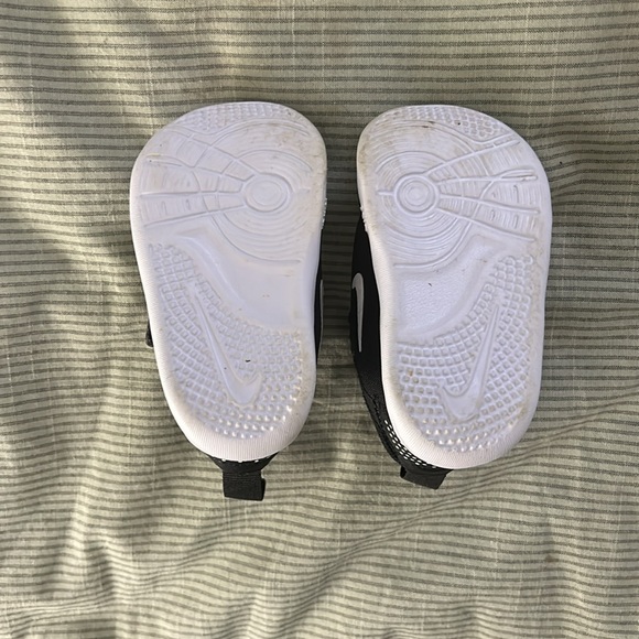 Baby Nike Size 4c Shoes - Picture 3 of 6